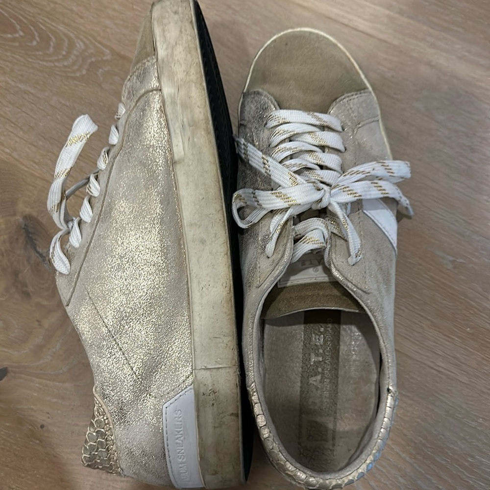 Date sneakers hill low stardust. Size US 8. EU 39.